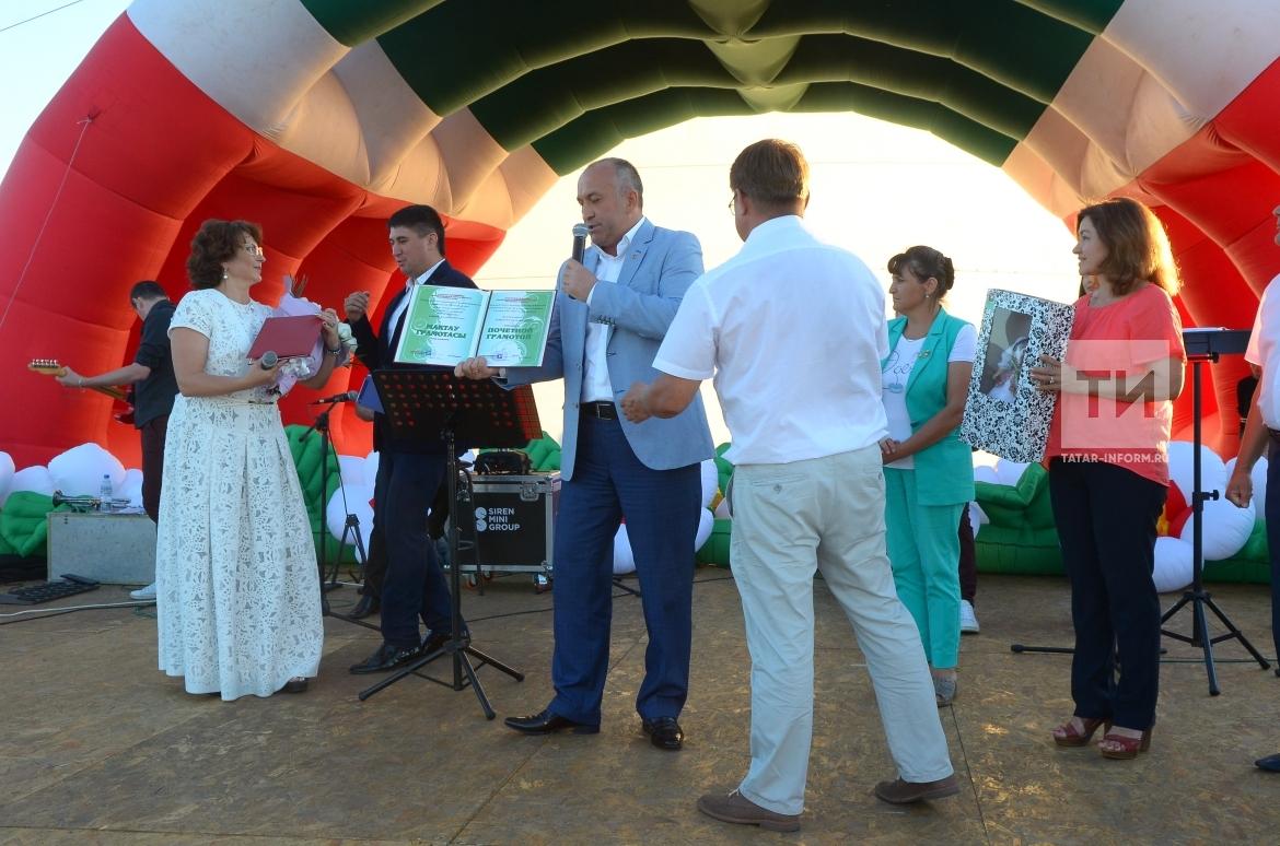 Зәйнәб Фәрхетдинованың Азнакай районы Сарлы авылында узган концертыннан фоторепортаж