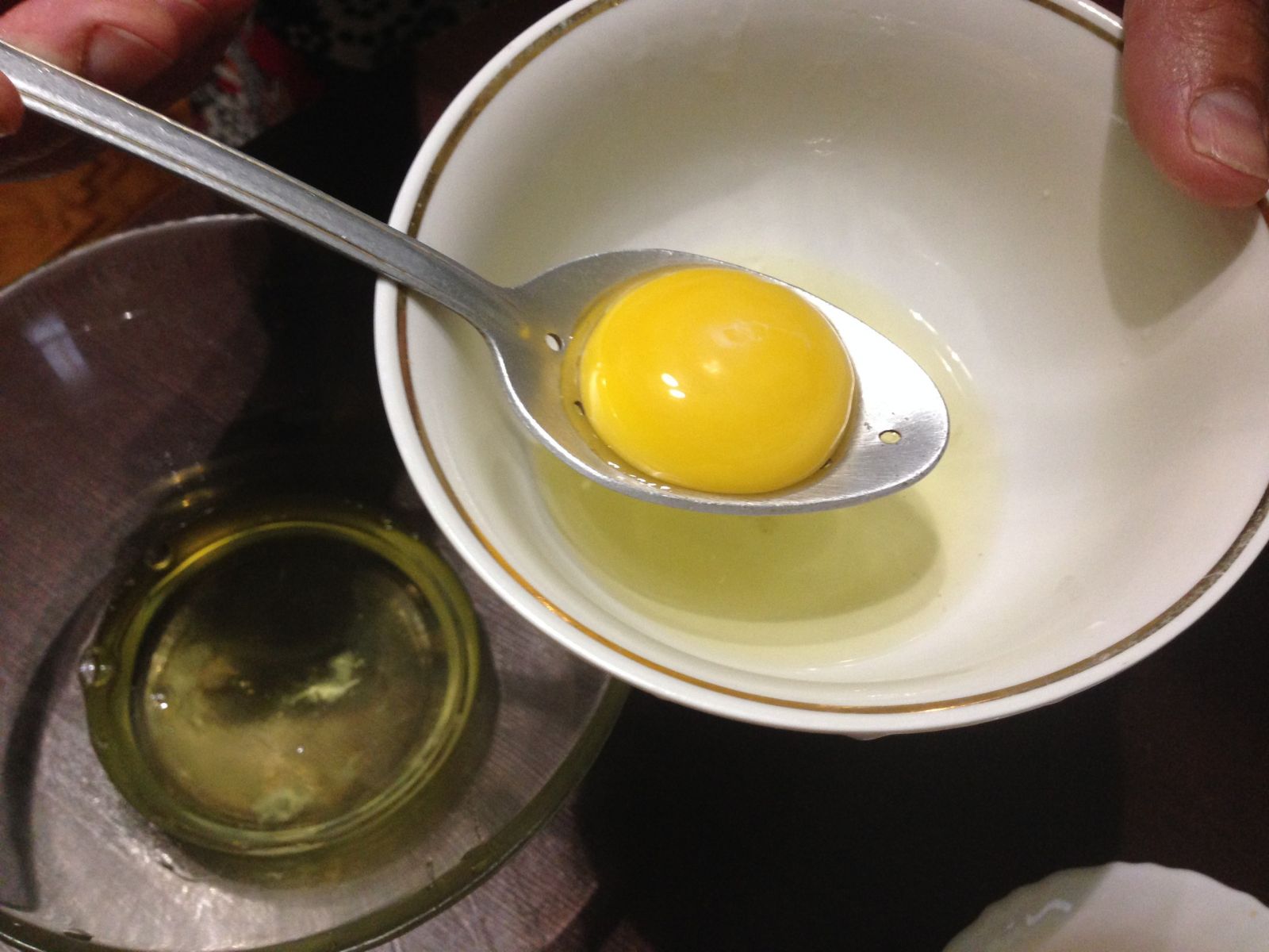 Смазывать яйца маслом. Яичные белки. Желток яйца. Сырой желток. Желток в ложке.