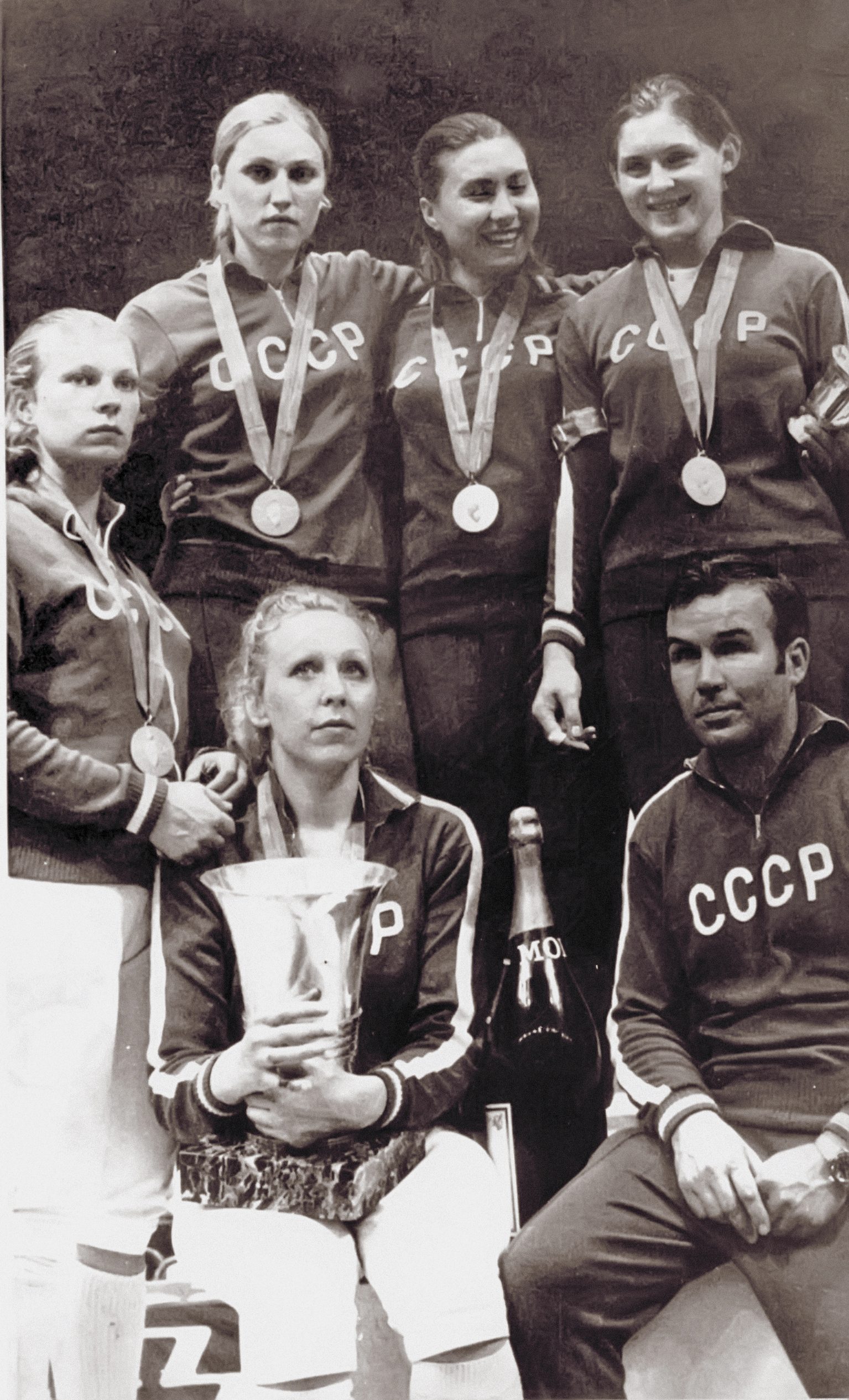 1974 ел. Гренобль. Тренер Владимир Житлов СССРның фехтование буенча хатын-кызлар җыелма командасы белән. Басканнар (уңнан сулга): Наилә Гыйләҗева, Валентина Никонова, Ольга Князева, Валентина Сидорова. Кубок тотканы Елена Белова. 