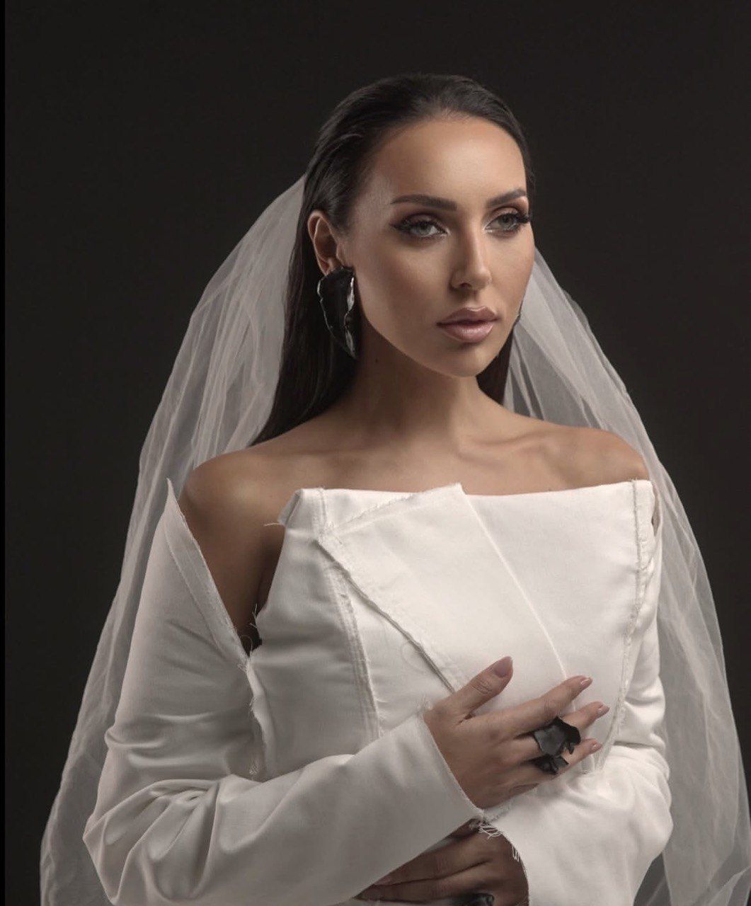 Җырчы Алсу хыянәттә кем гаепле икәнен сөйләде