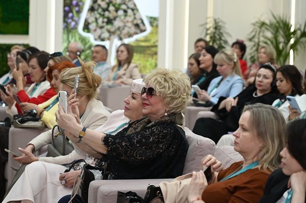 Икътисади үсеш факторлары буларак гаилә һәм җәмгыятьнең роле турында «Хатын-кыз карашы» трегында фикер алыштылар