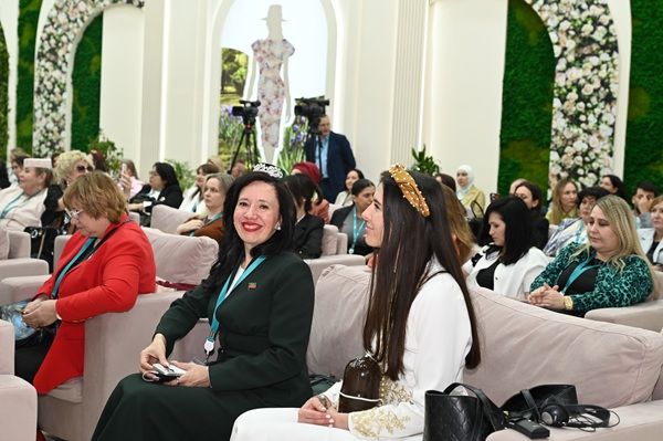 Икътисади үсеш факторлары буларак гаилә һәм җәмгыятьнең роле турында «Хатын-кыз карашы» трегында фикер алыштылар