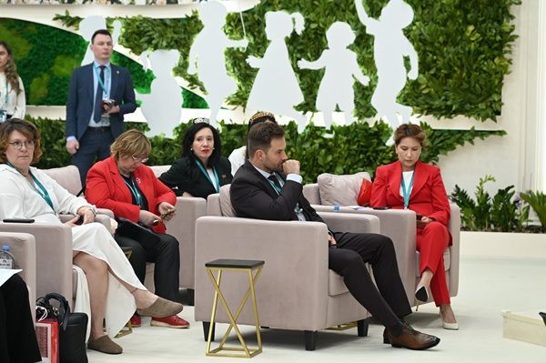 Икътисади үсеш факторлары буларак гаилә һәм җәмгыятьнең роле турында «Хатын-кыз карашы» трегында фикер алыштылар