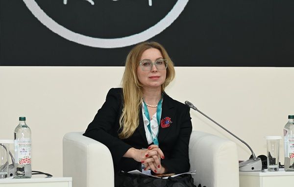 Икътисади үсеш факторлары буларак гаилә һәм җәмгыятьнең роле турында «Хатын-кыз карашы» трегында фикер алыштылар