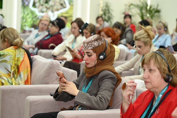 Икътисади үсеш факторлары буларак гаилә һәм җәмгыятьнең роле турында «Хатын-кыз карашы» трегында фикер алыштылар