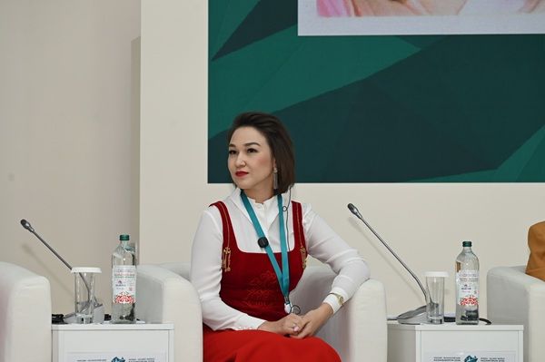 Икътисади үсеш факторлары буларак гаилә һәм җәмгыятьнең роле турында «Хатын-кыз карашы» трегында фикер алыштылар
