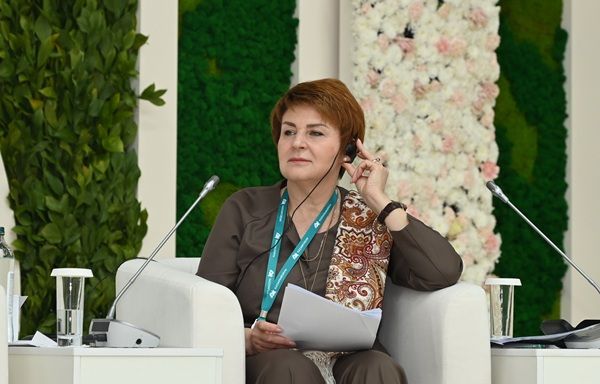 Икътисади үсеш факторлары буларак гаилә һәм җәмгыятьнең роле турында «Хатын-кыз карашы» трегында фикер алыштылар