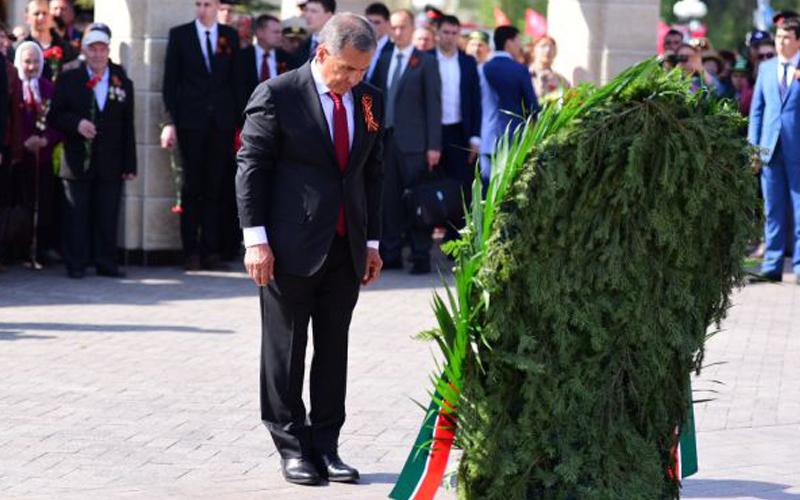 ​Рустам Минниханов почтил в парке Победы память павших в Великой Отечественной войне