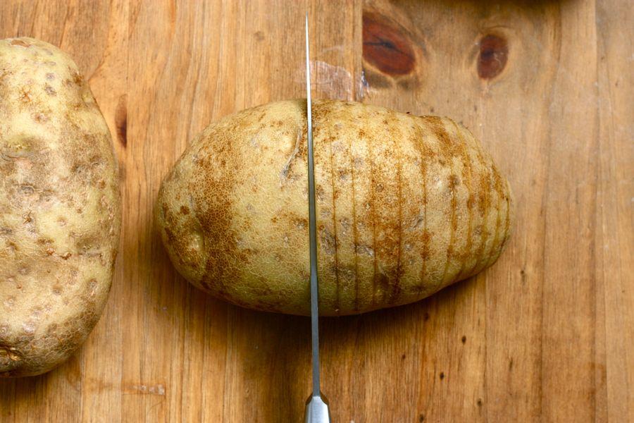 Картошка на оливковом масле. Картофель в разрезе. Печеный картофель разрез. Картошка вдоль. Картофель Хассельбек.