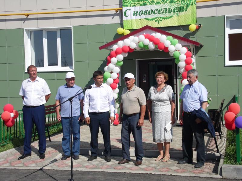 Кукмарага эш визиты белән килгән Татарстан Президенты яңа төзелгән күпфатирлы йортны ачу тантанасында катнашты
