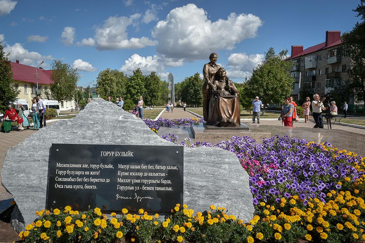 Рөстәм Миңнеханов Баулы чыганагындагы беренче скважинага багышланган монументны ачты